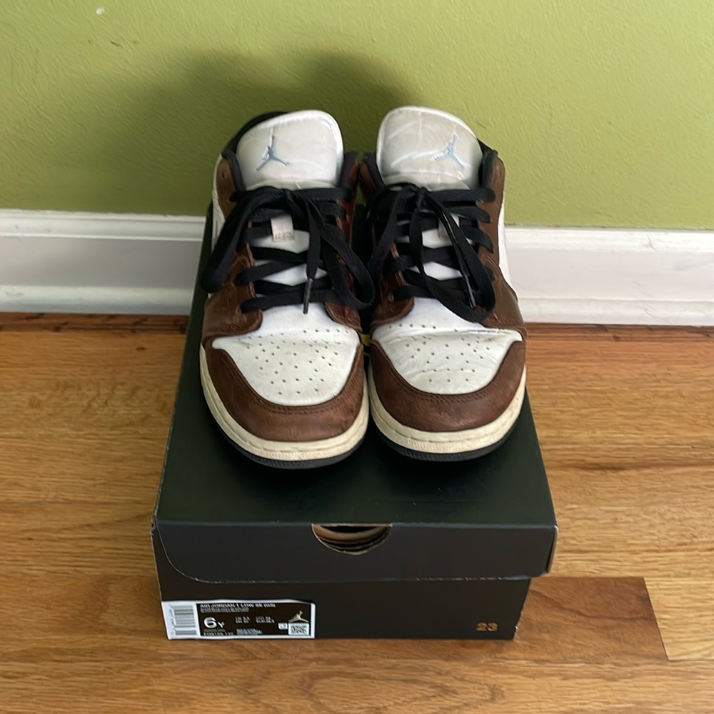 Air Jordan 1 low SE sneakers
